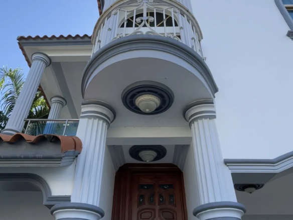 Majestuosa casa de gran tamaño con diseño imperial