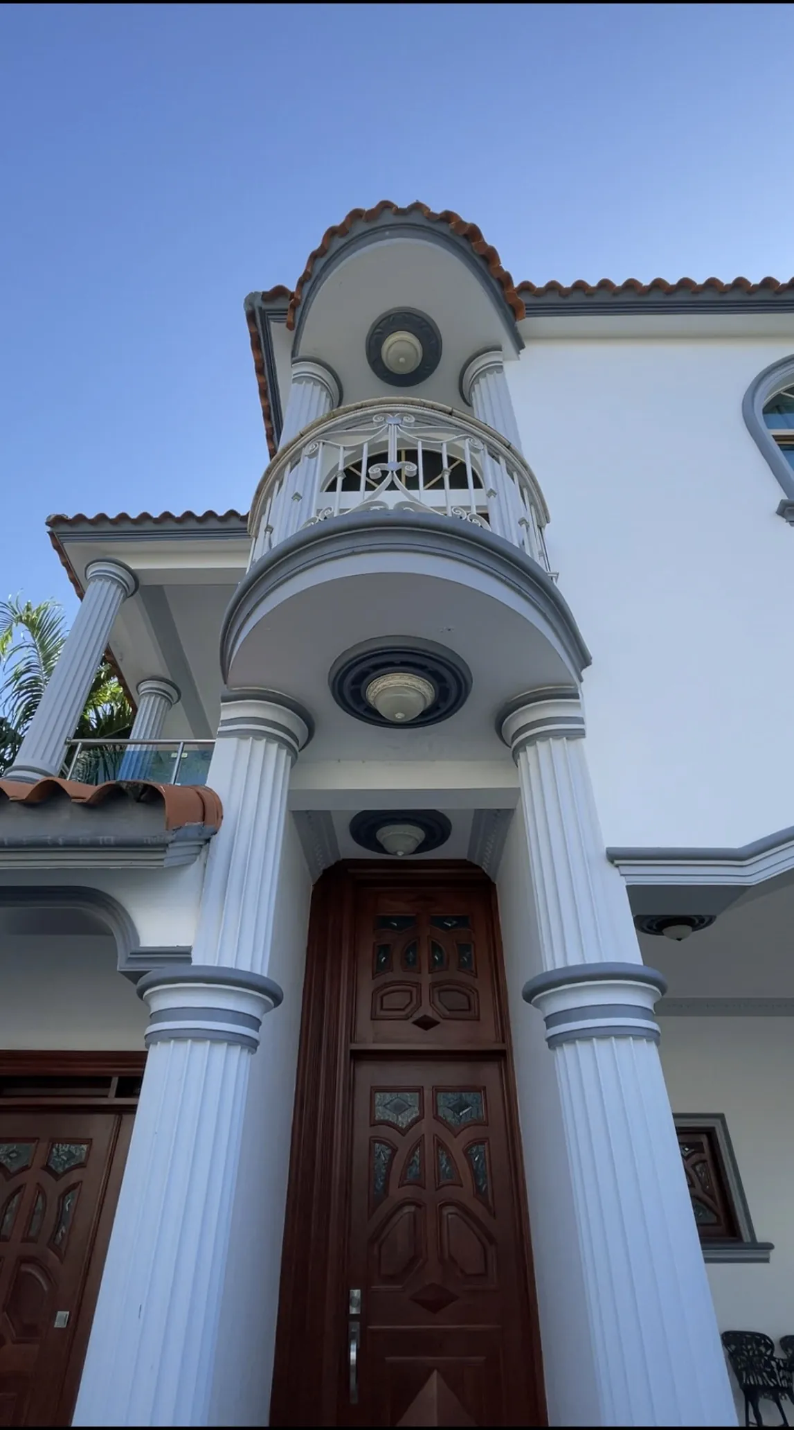 Majestuosa casa de gran tamaño con diseño imperial