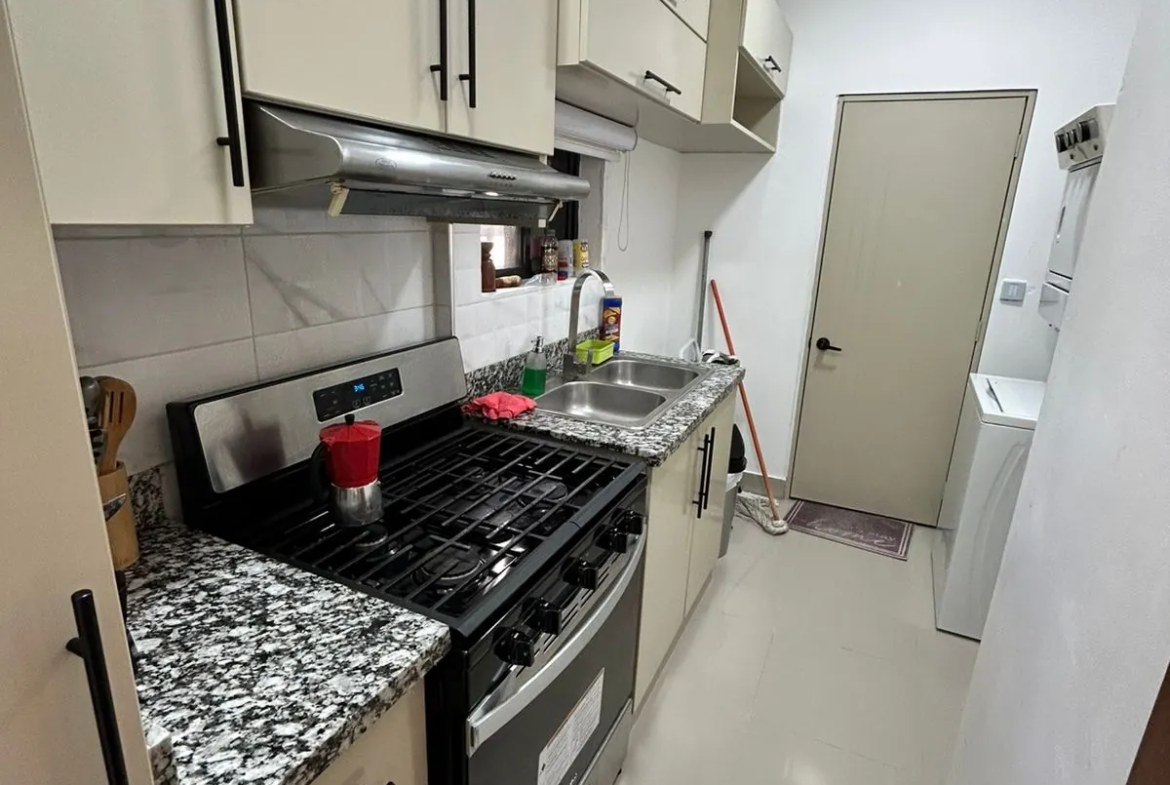 Casa muy completa con patio, piscina, jacuzzi y terraza