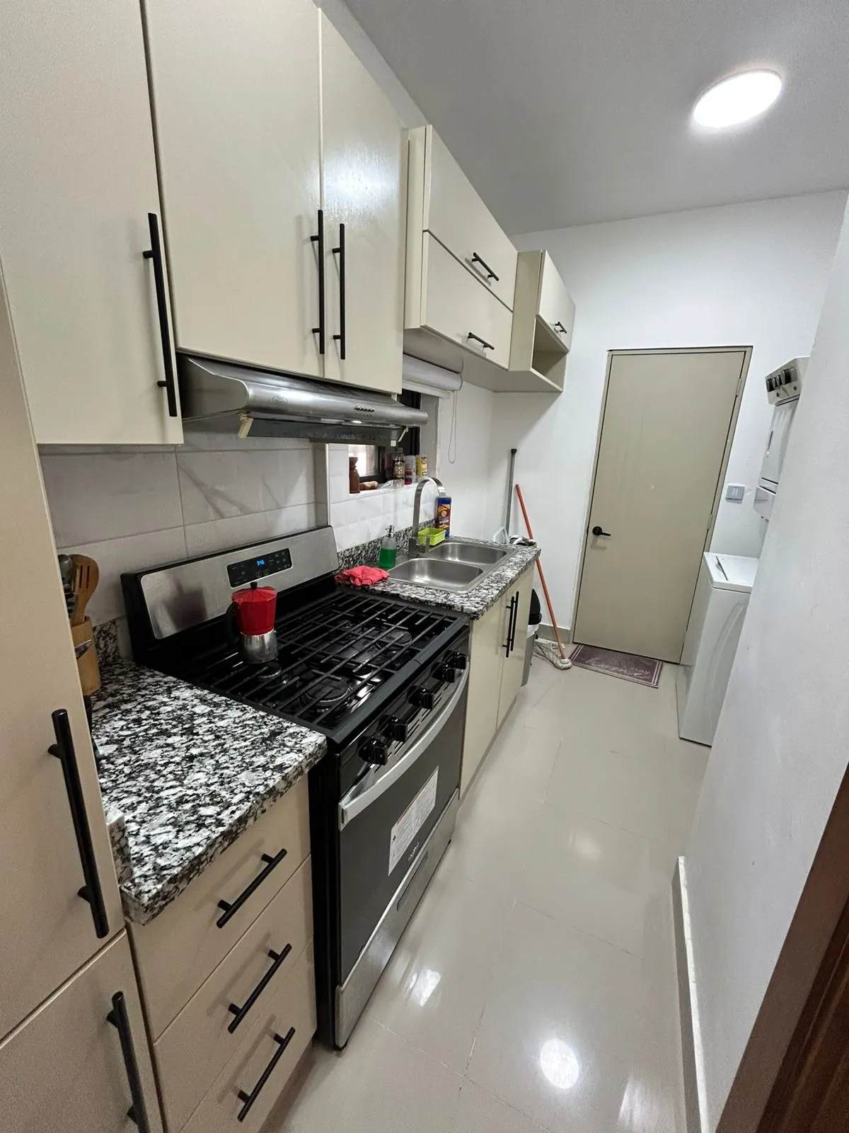 Casa muy completa con patio, piscina, jacuzzi y terraza