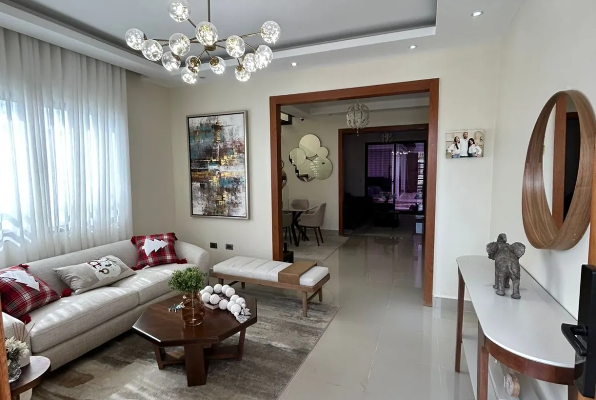 Casa muy completa con patio, piscina, jacuzzi y terraza