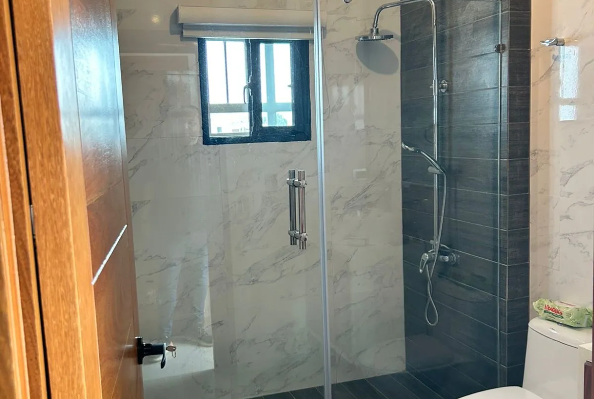 Casa muy completa con patio, piscina, jacuzzi y terraza