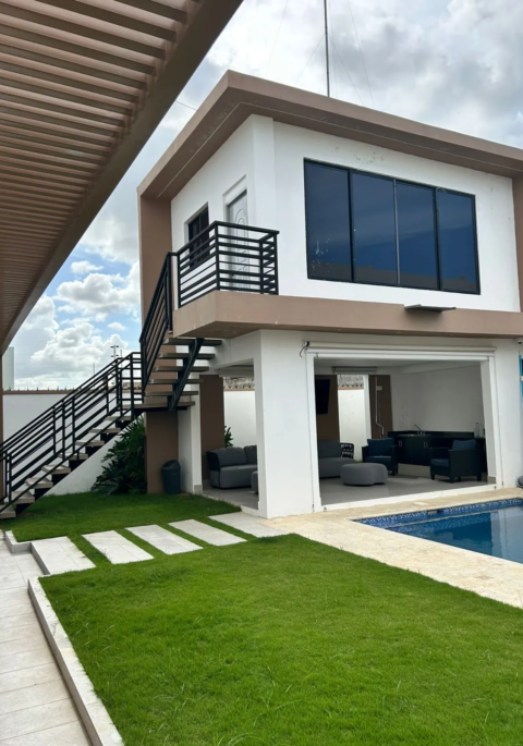 Casa muy completa con patio, piscina, jacuzzi y terraza