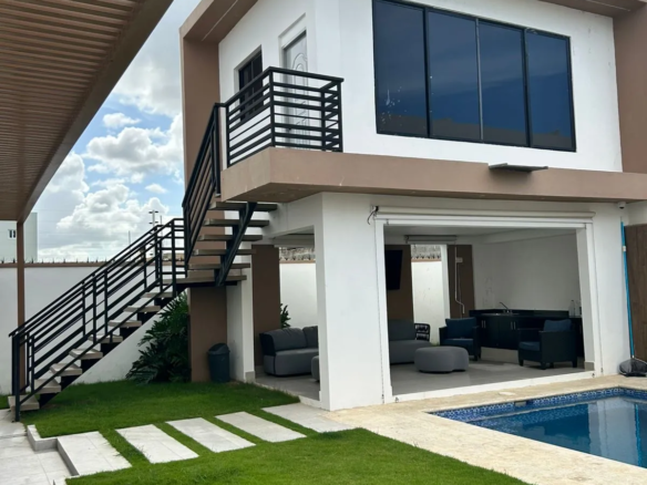 Casa muy completa con patio, piscina, jacuzzi y terraza
