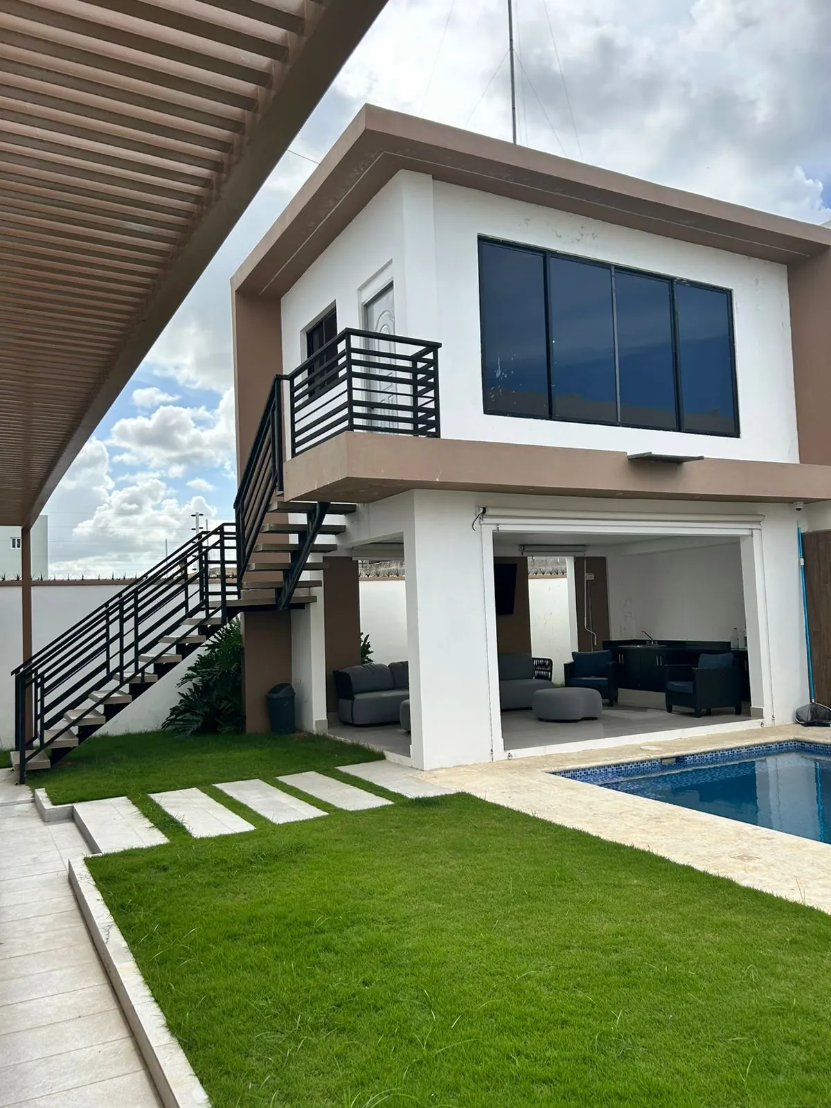 Casa muy completa con patio, piscina, jacuzzi y terraza