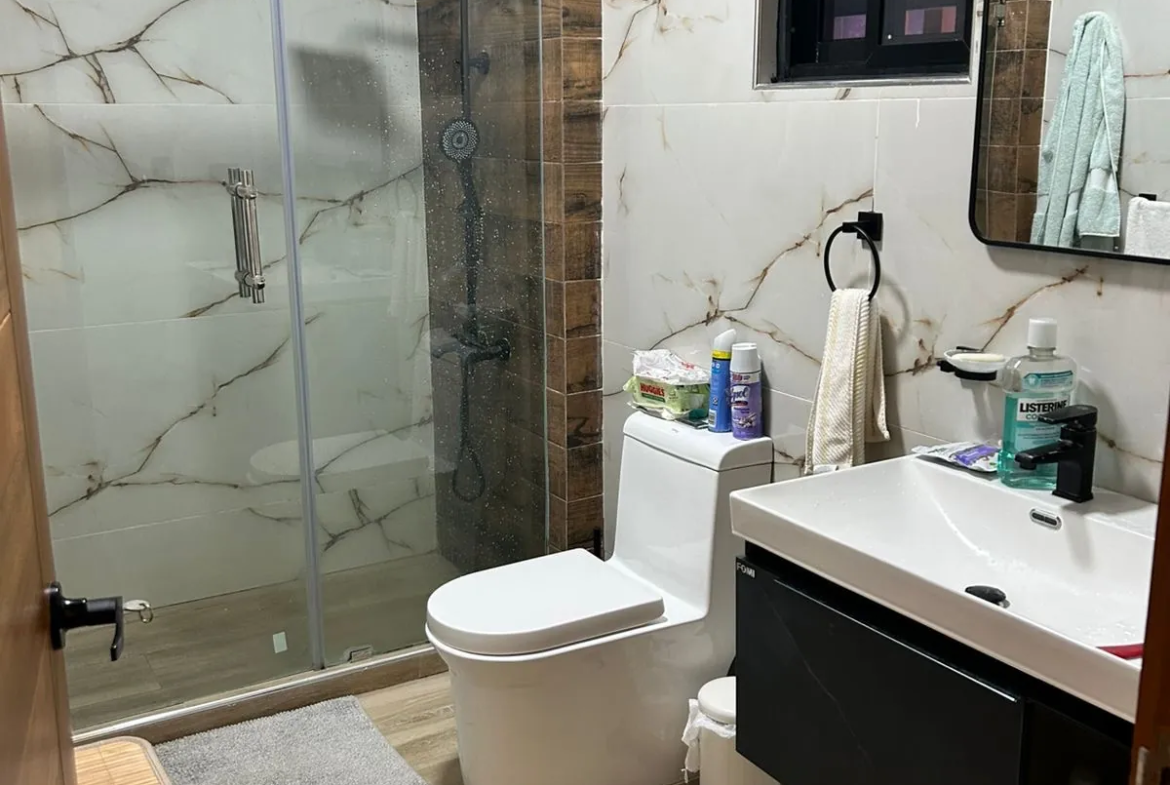 Casa muy completa con patio, piscina, jacuzzi y terraza