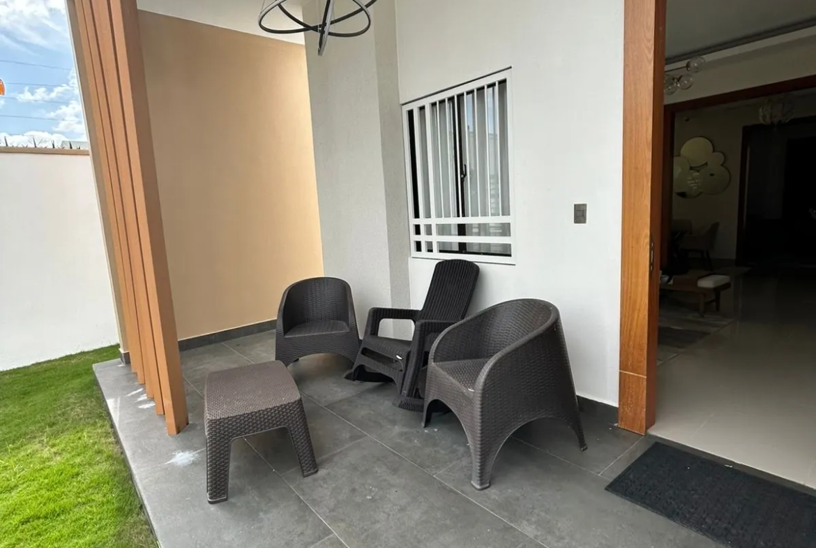Casa muy completa con patio, piscina, jacuzzi y terraza