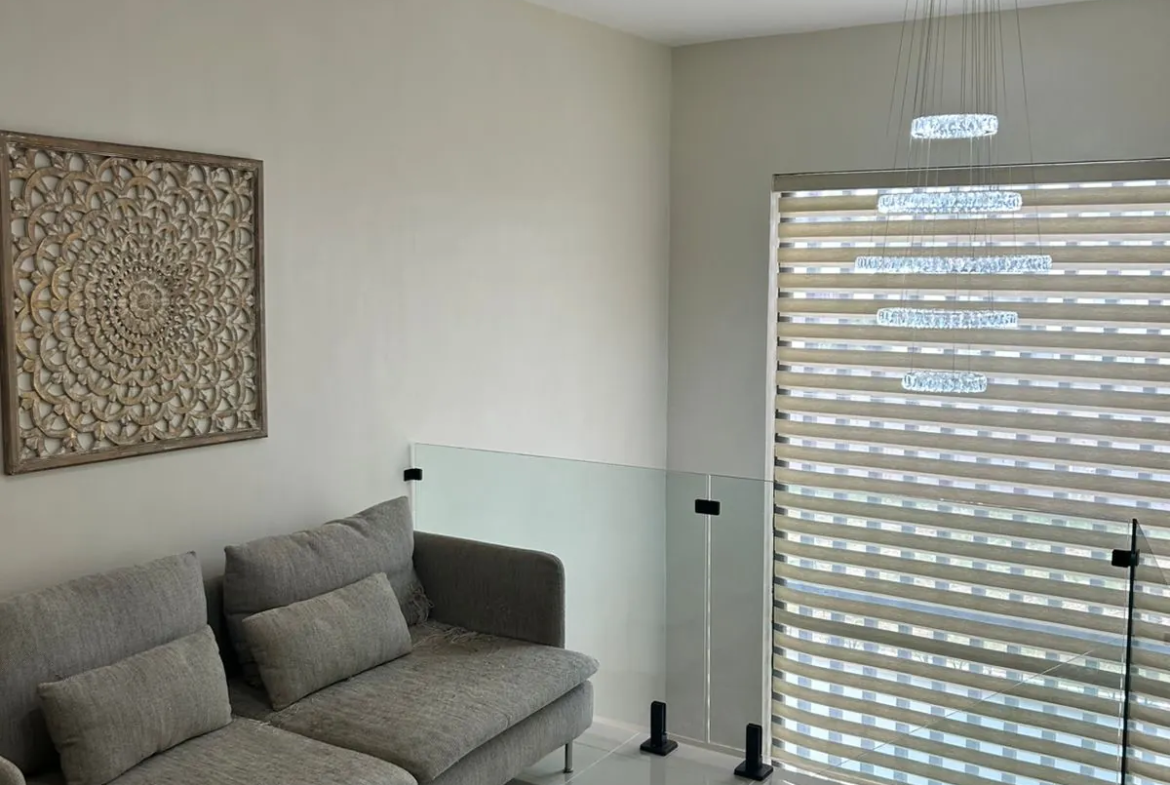Casa muy completa con patio, piscina, jacuzzi y terraza