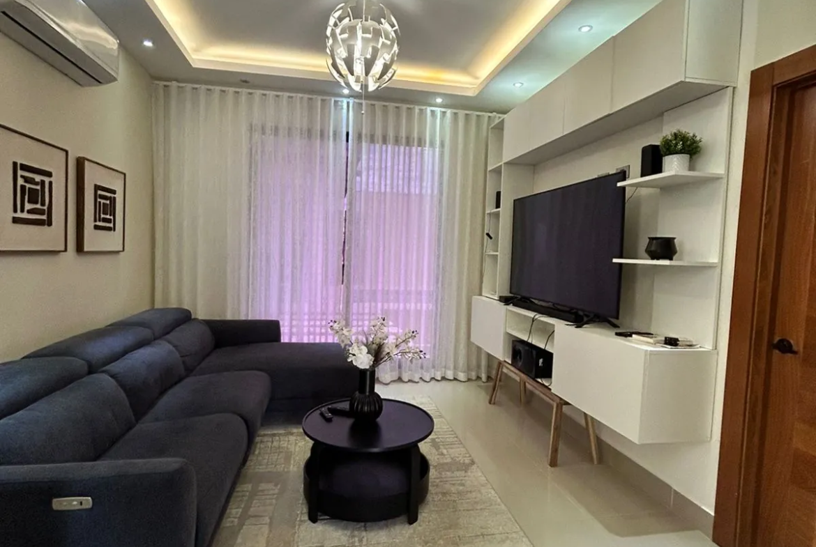 Casa muy completa con patio, piscina, jacuzzi y terraza