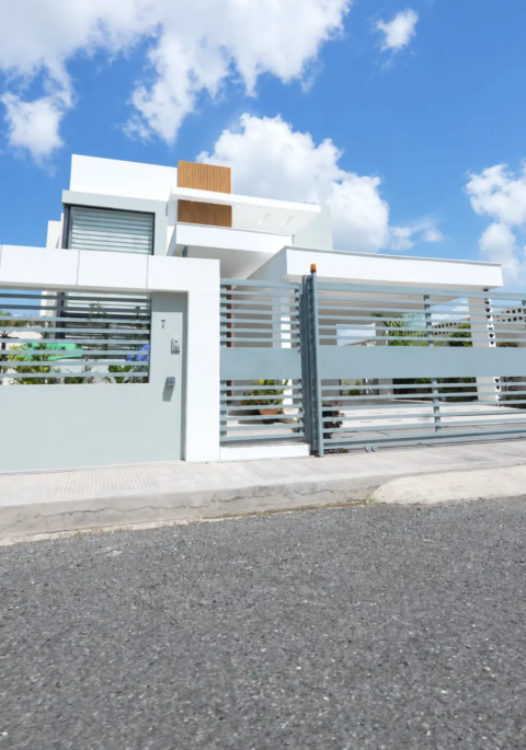 Acogedora casa con patio, piscina y habitacion principal abajo