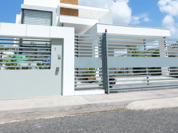 Acogedora casa con patio, piscina y habitacion principal abajo