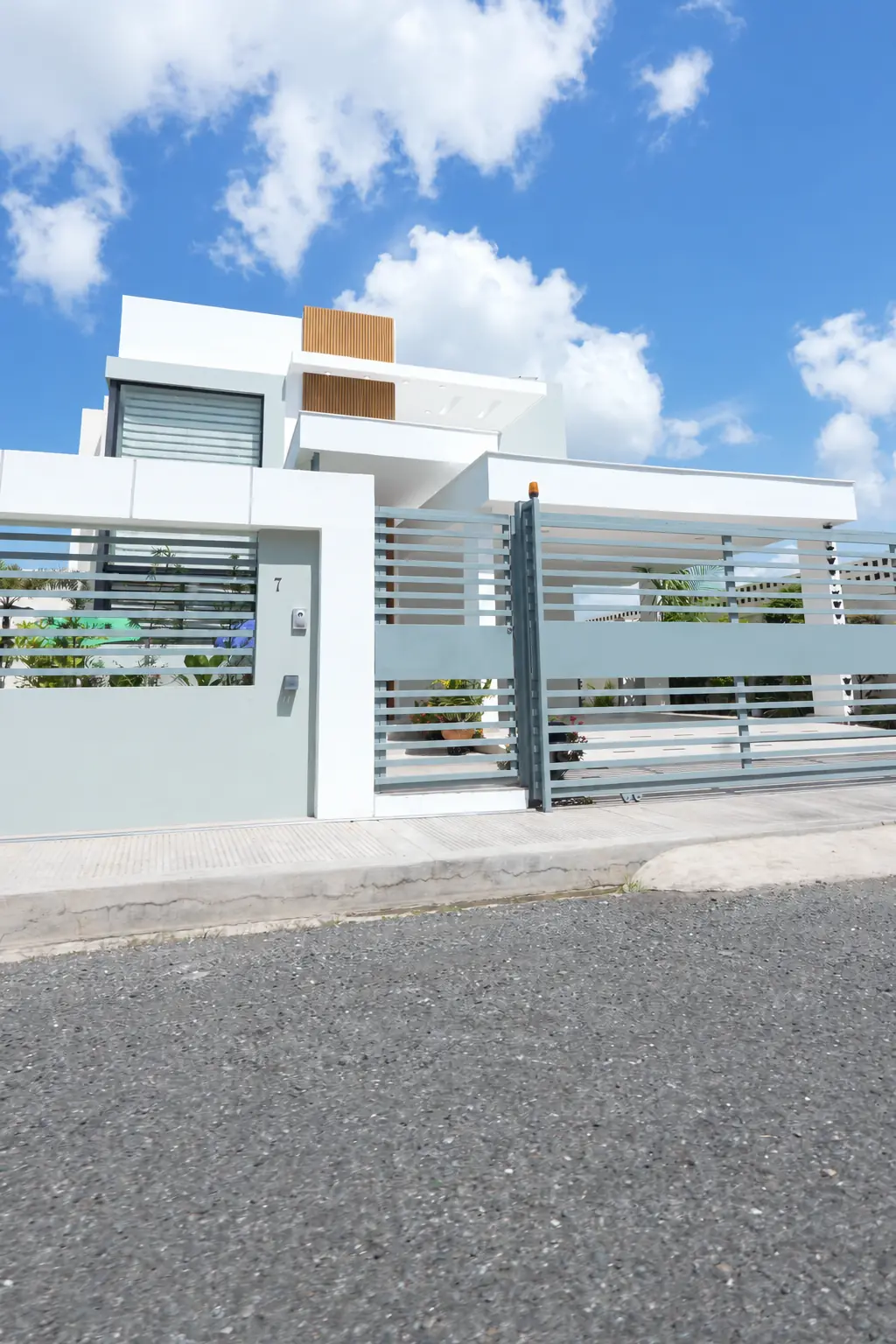 Acogedora casa con patio, piscina y habitacion principal abajo