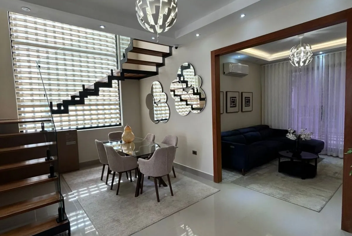 Casa muy completa con patio, piscina, jacuzzi y terraza