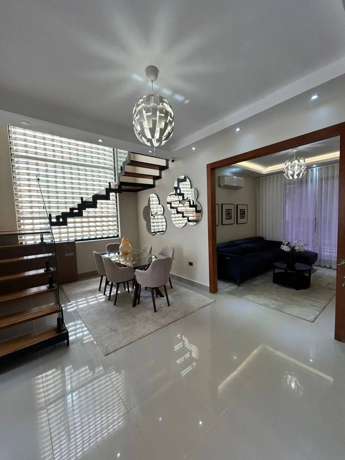Casa muy completa con patio, piscina, jacuzzi y terraza