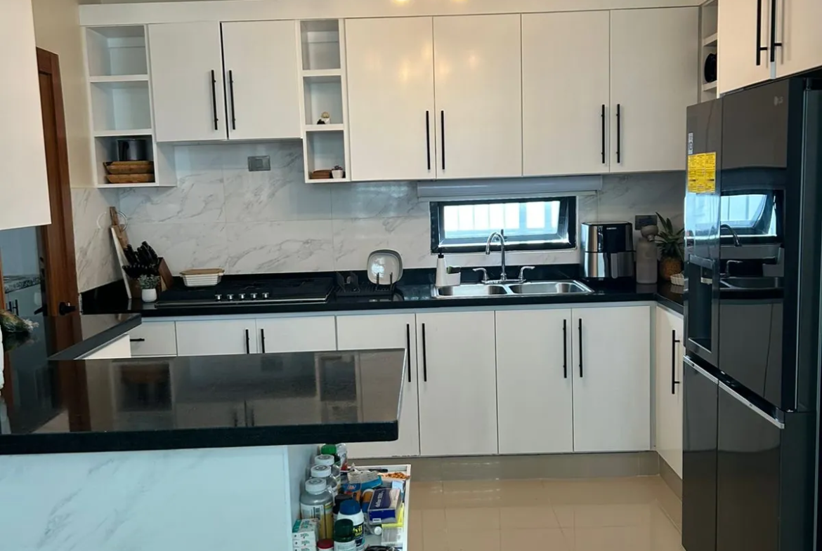 Casa muy completa con patio, piscina, jacuzzi y terraza