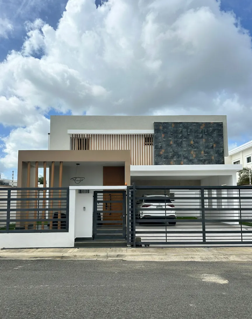 Casa muy completa con patio, piscina, jacuzzi y terraza