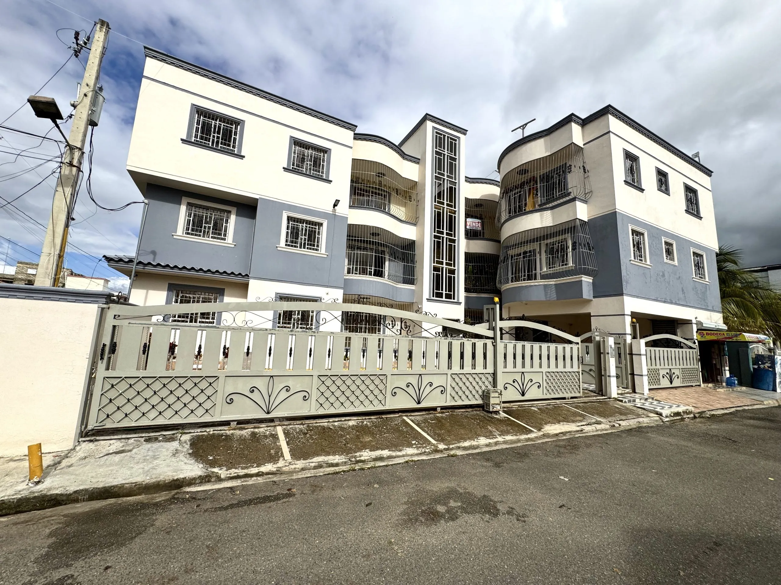 Apartamento 3er nivel construido en block