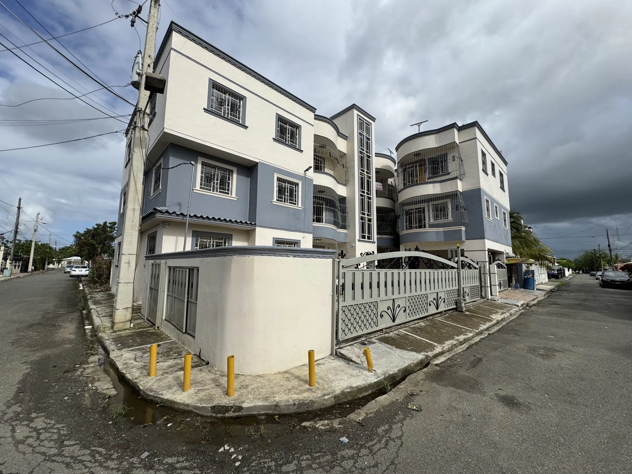 Apartamento 3er nivel construido en block