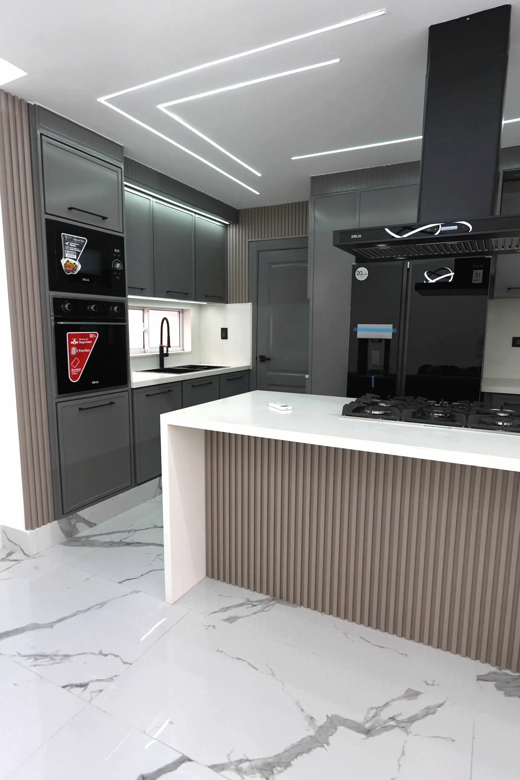 Bellísimo 2do nivel ultra-moderno, remodelado y equipado