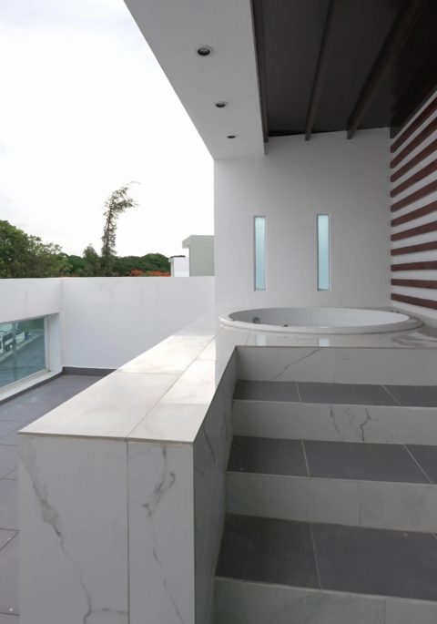 Penthouse con espacios abiertos, terraza, jacuzzi y habitación principal enorme