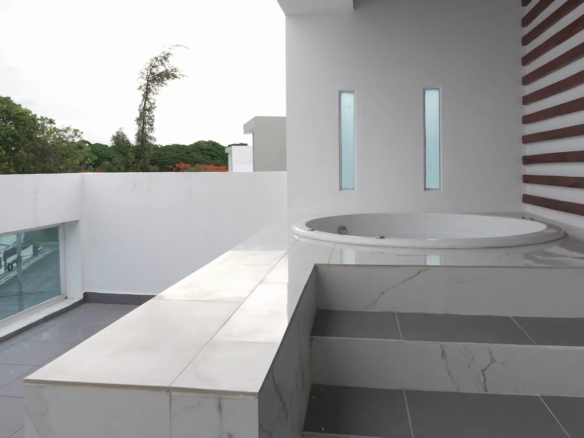 Penthouse con espacios abiertos, terraza, jacuzzi y hab principal enorme