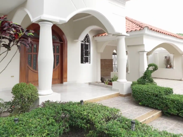 Amplia casa con ubicación exclusiva con 791 m² de terreno