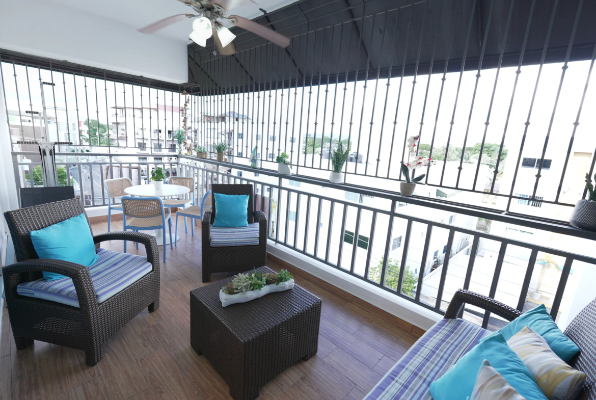Apartamento de Lujo con ascensor, enorme balcón y parqueo techado