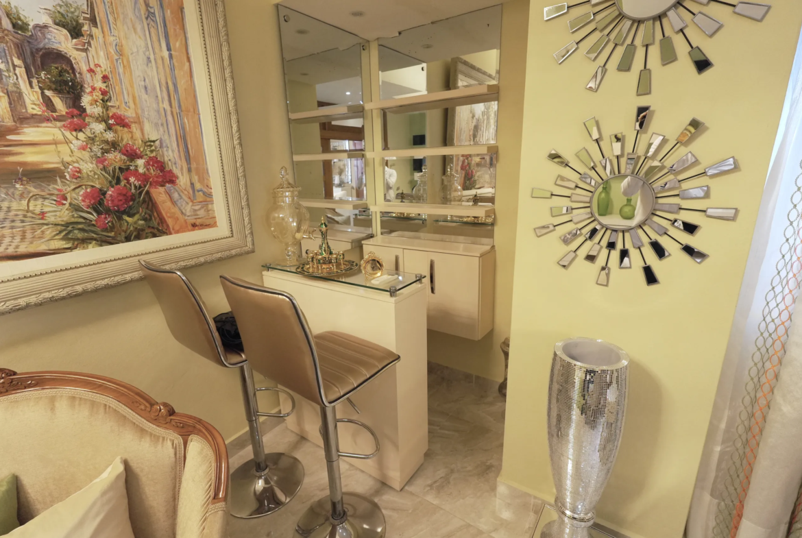 Apartamento de Lujo con ascensor, enorme balcón y parqueo techado