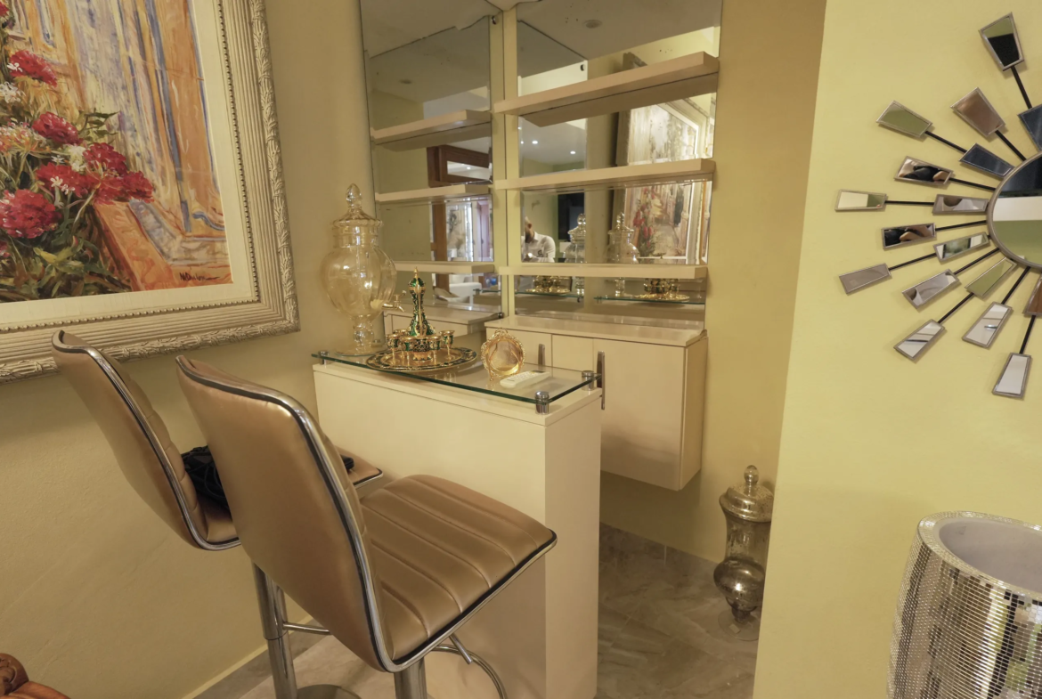 Apartamento de Lujo con ascensor, enorme balcón y parqueo techado