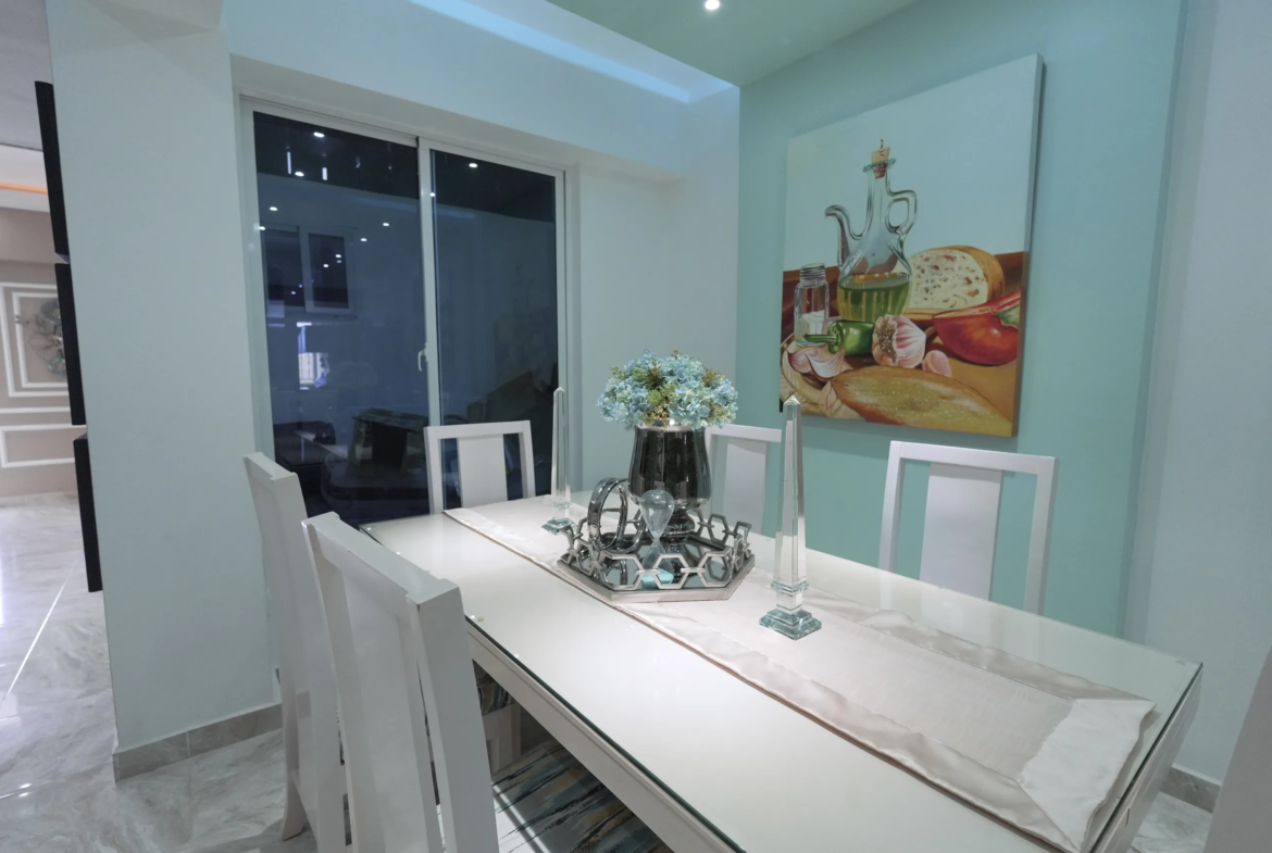 Apartamento de Lujo con ascensor, enorme balcón y parqueo techado