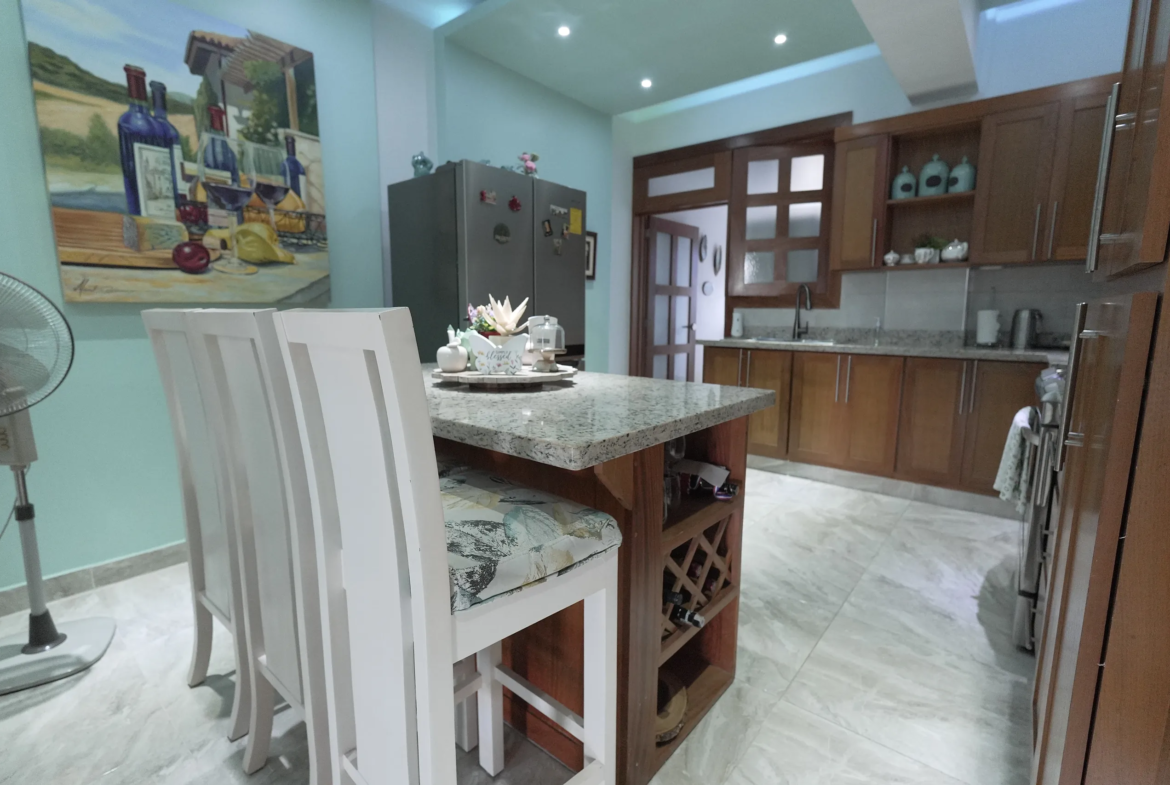 Apartamento de Lujo con ascensor, enorme balcón y parqueo techado
