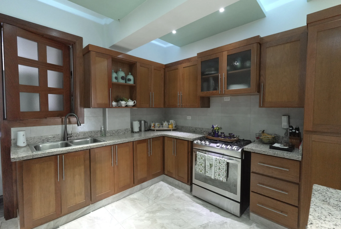 Apartamento de Lujo con ascensor, enorme balcón y parqueo techado