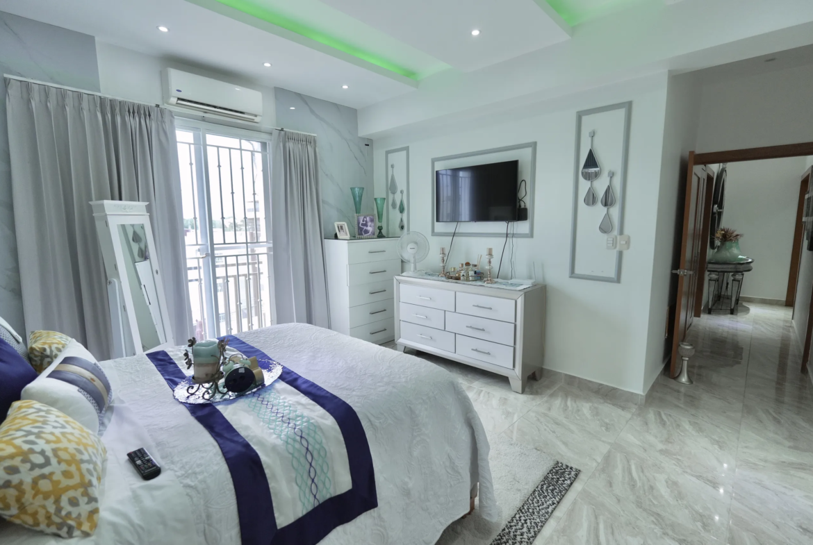 Apartamento de Lujo con ascensor, enorme balcón y parqueo techado