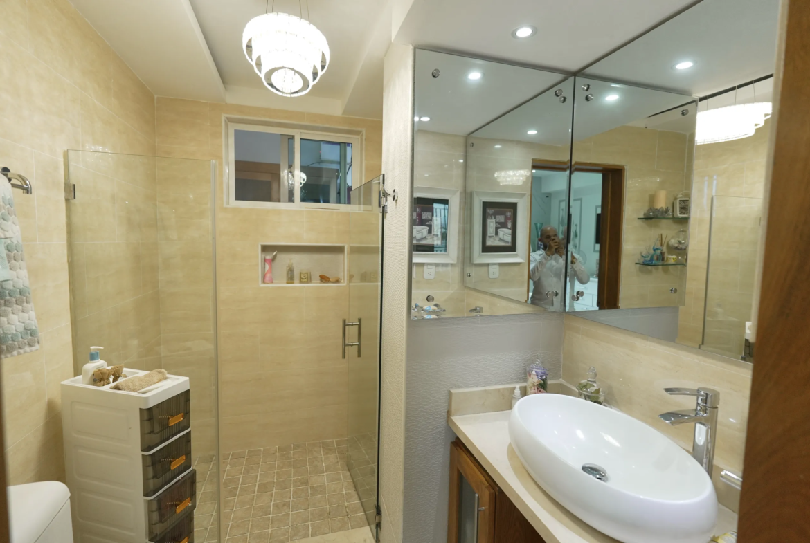 Apartamento de Lujo con ascensor, enorme balcón y parqueo techado