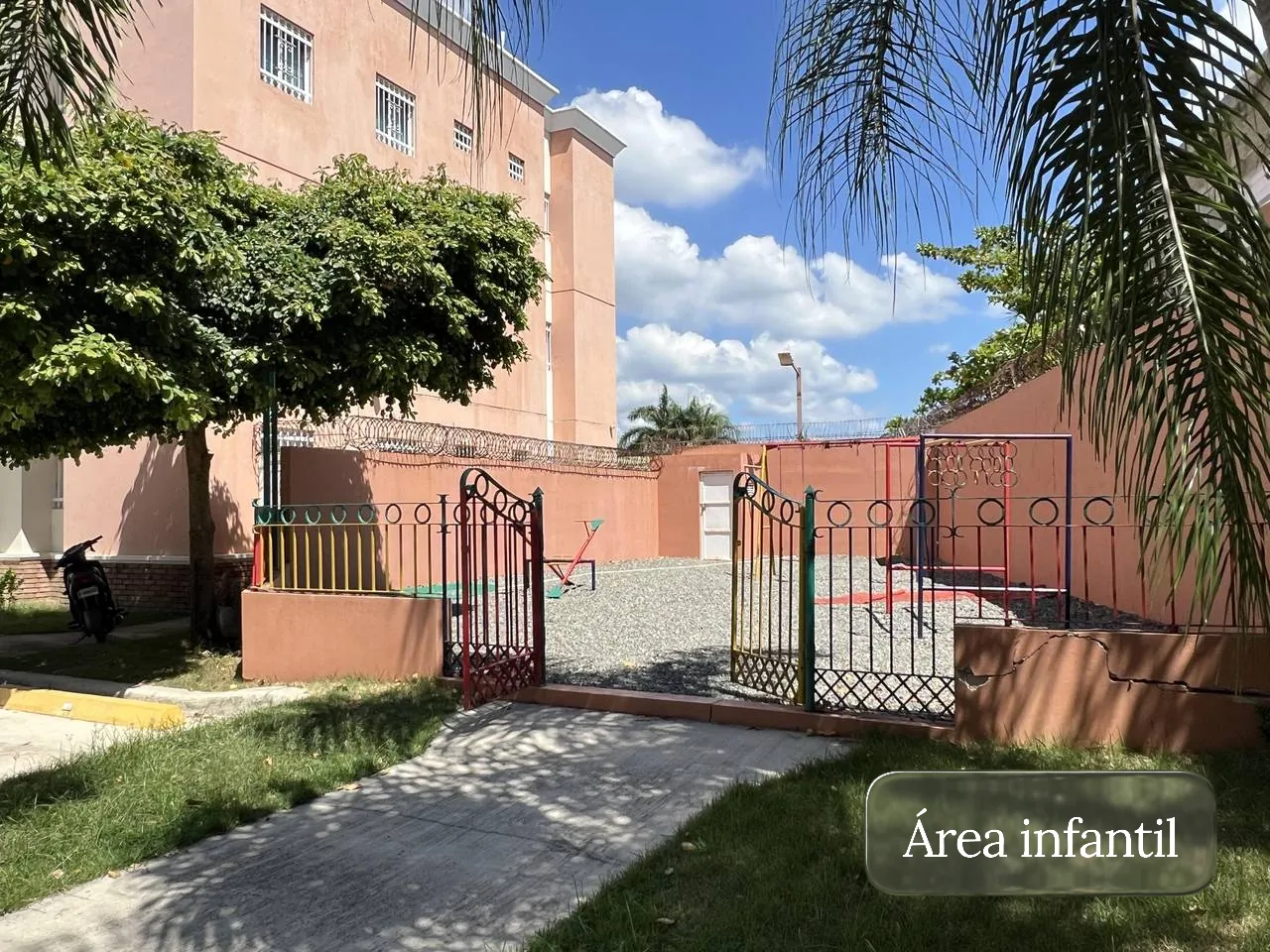 Primer nivel con patio enorme y 2 cocinas