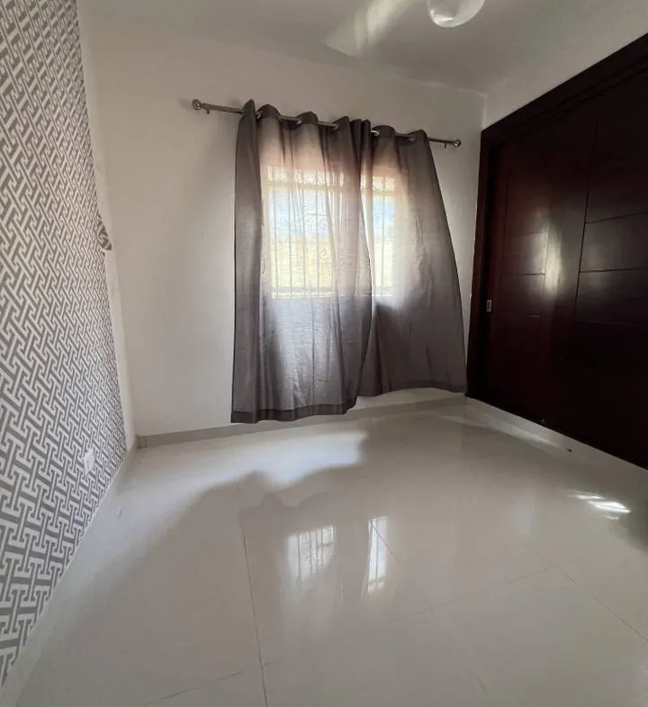 Primer nivel con patio enorme y 2 cocinas
