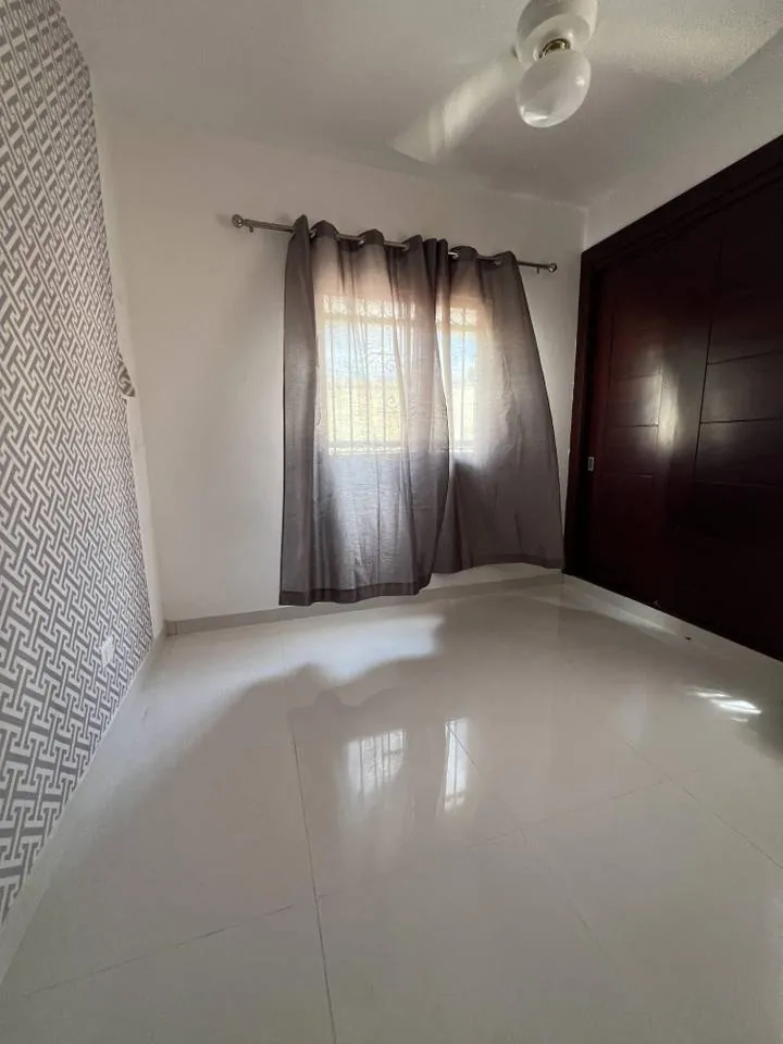 Primer nivel con patio enorme y 2 cocinas