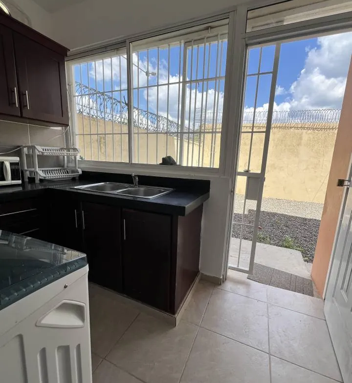 Primer nivel con patio enorme y 2 cocinas
