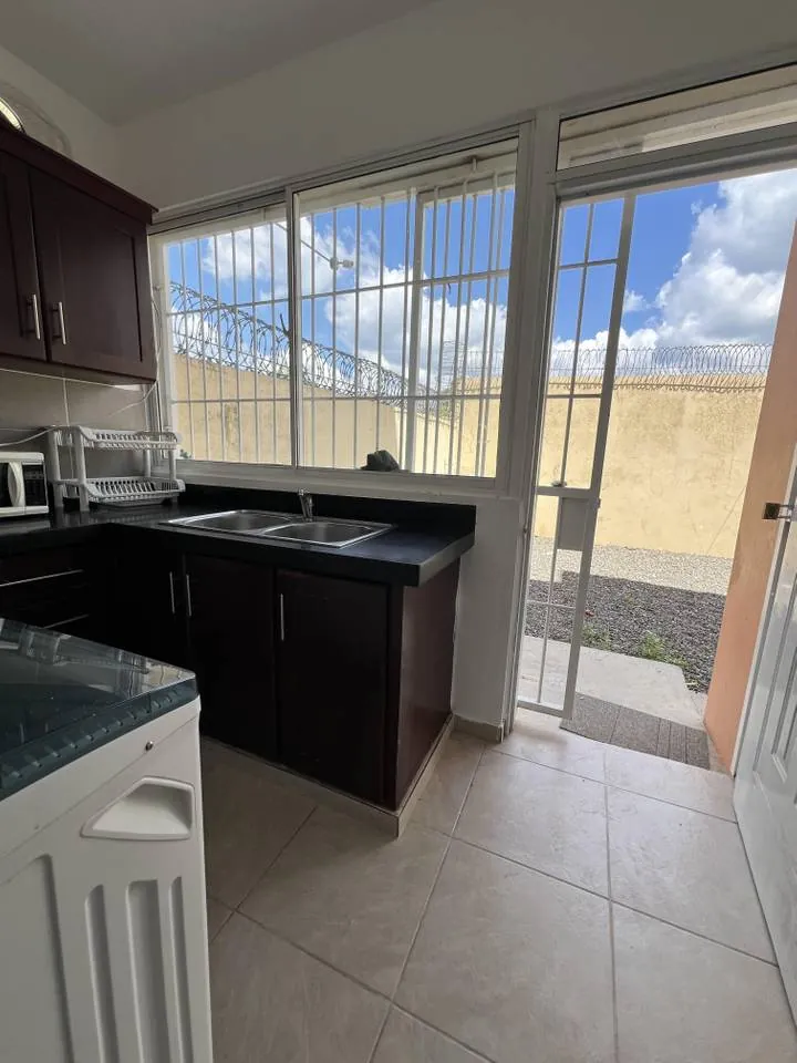 Primer nivel con patio enorme y 2 cocinas