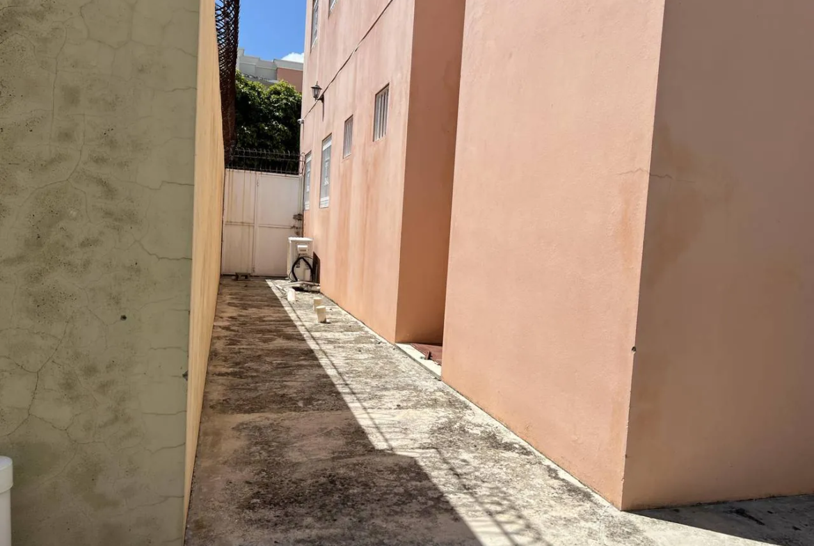 Primer nivel con patio enorme y 2 cocinas