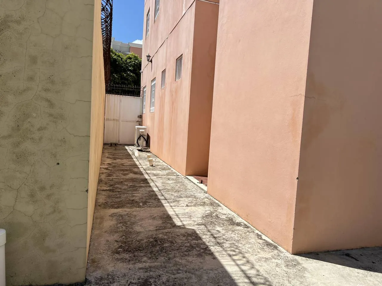 Primer nivel con patio enorme y 2 cocinas