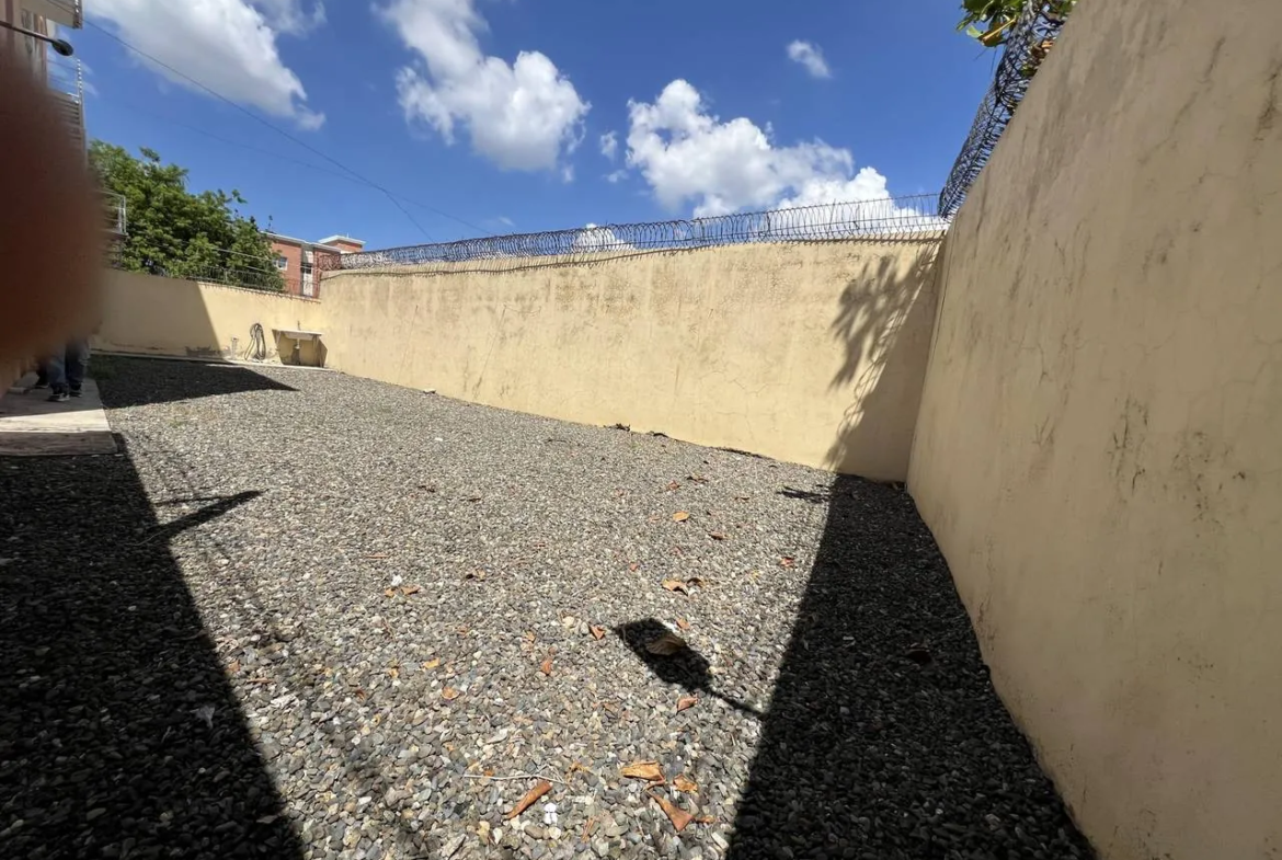 Primer nivel con patio enorme y 2 cocinas