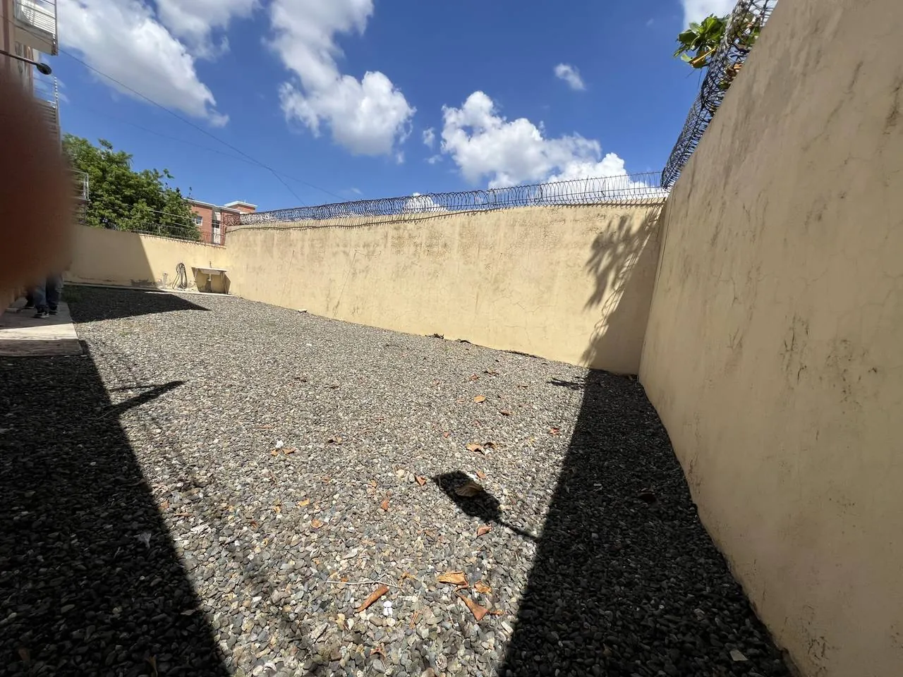 Primer nivel con patio enorme y 2 cocinas