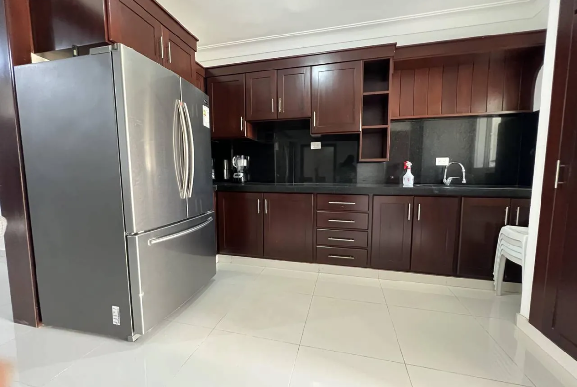 Primer nivel con patio enorme y 2 cocinas