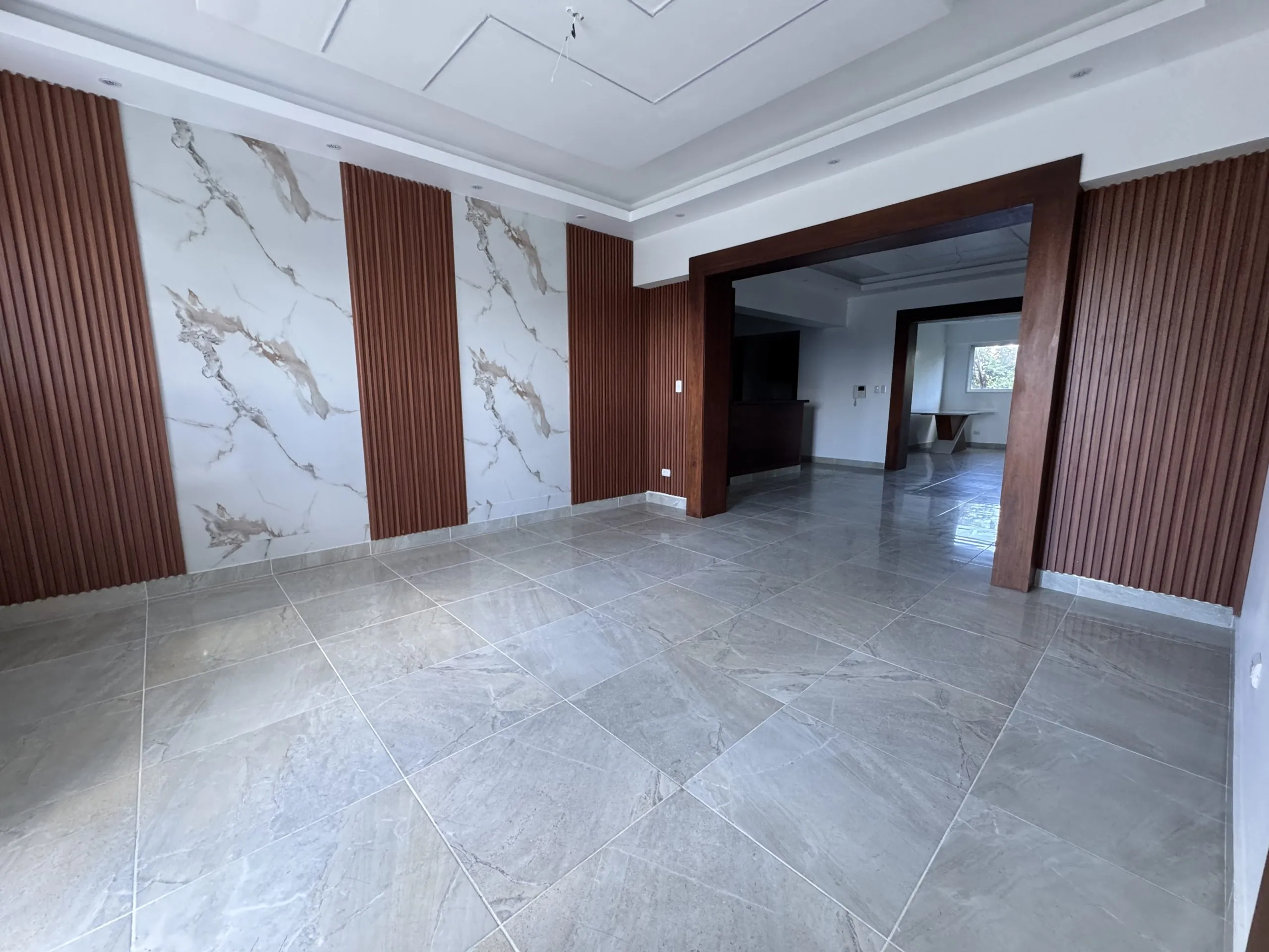 Apartamento con cocina Fría y Caliente, parqueos Techados en torre con Ascensor