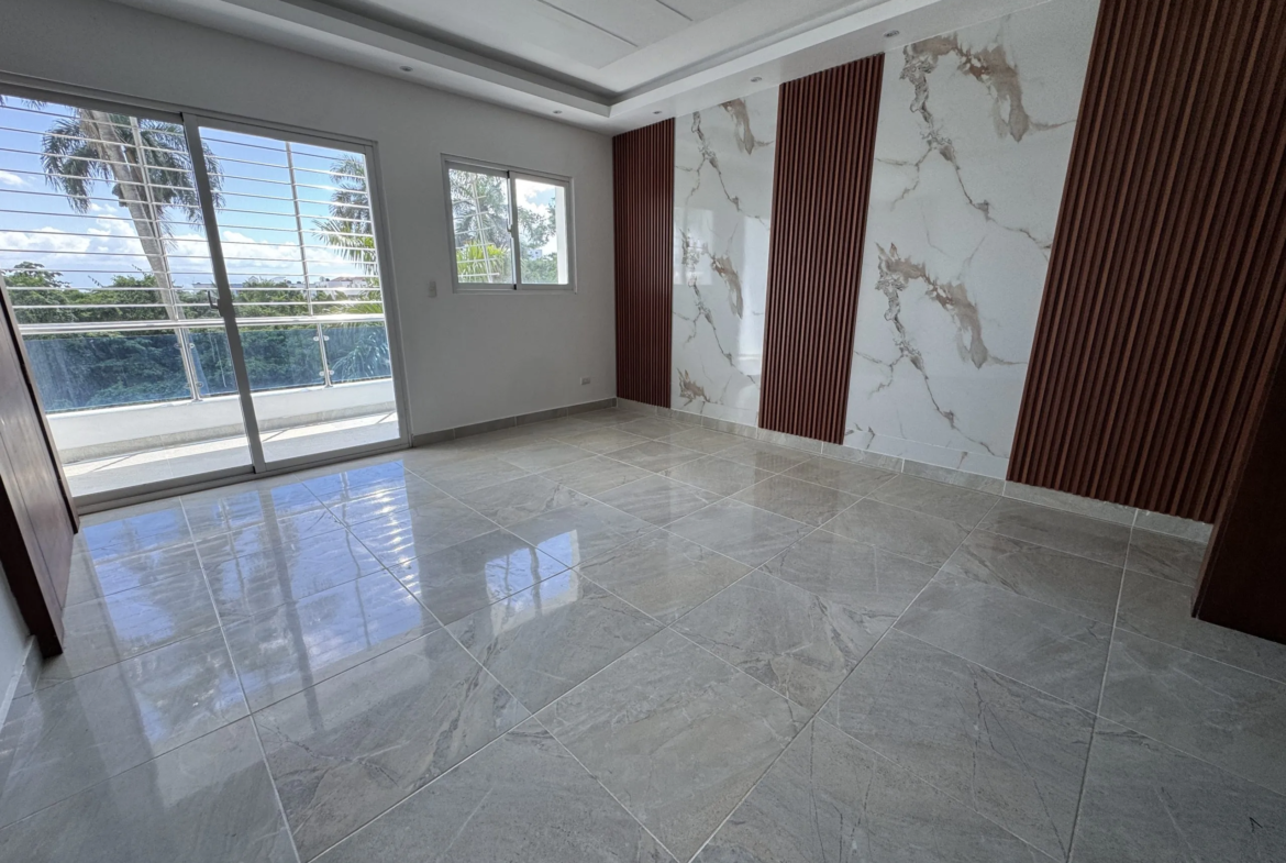 Apartamento con cocina Fría y Caliente, parqueos Techados en torre con Ascensor