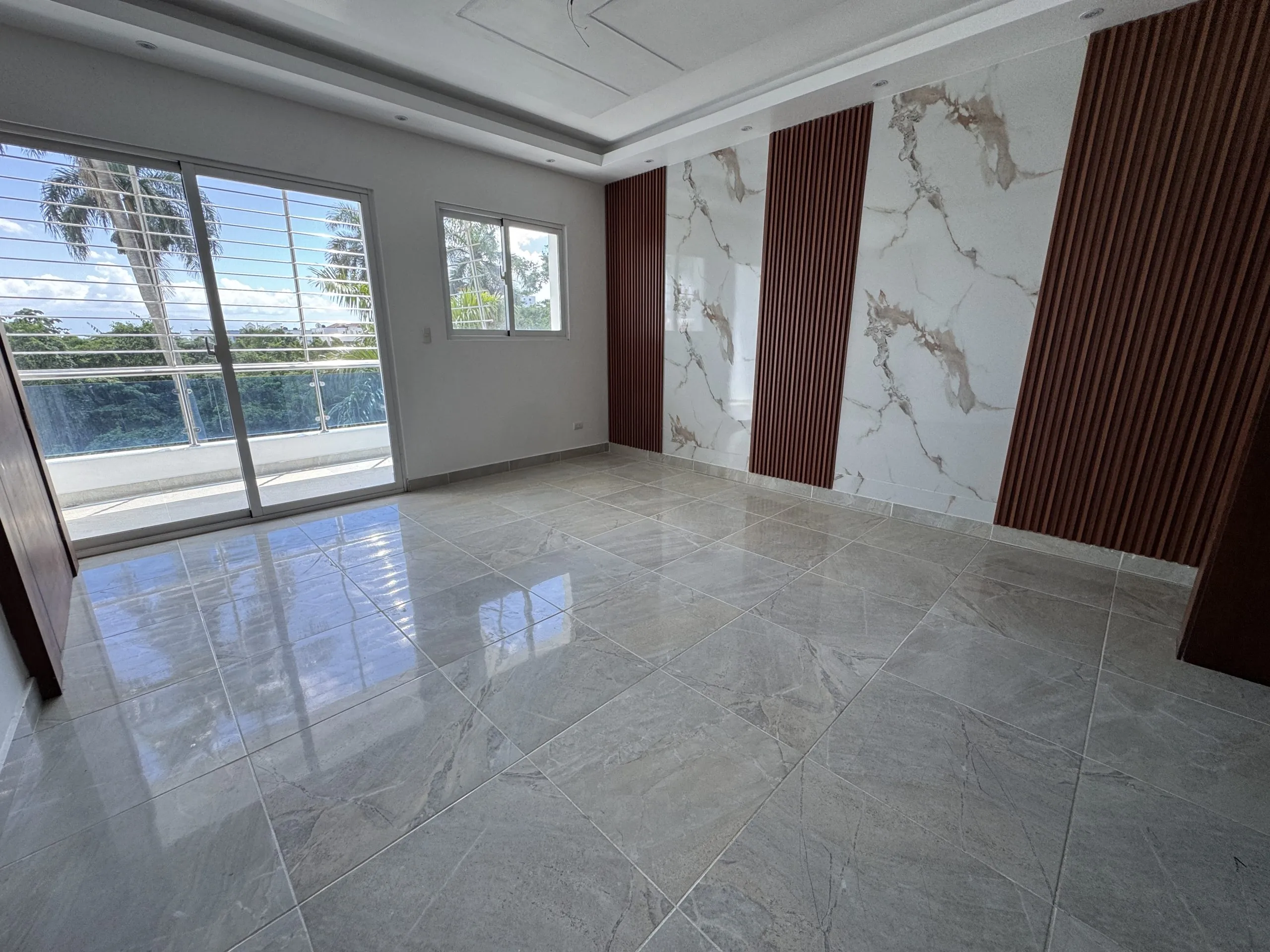 Apartamento con cocina Fría y Caliente, parqueos Techados en torre con Ascensor