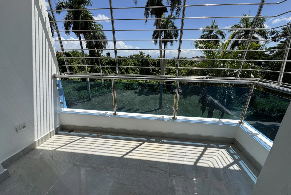 Apartamento con cocina Fría y Caliente, parqueos Techados en torre con Ascensor