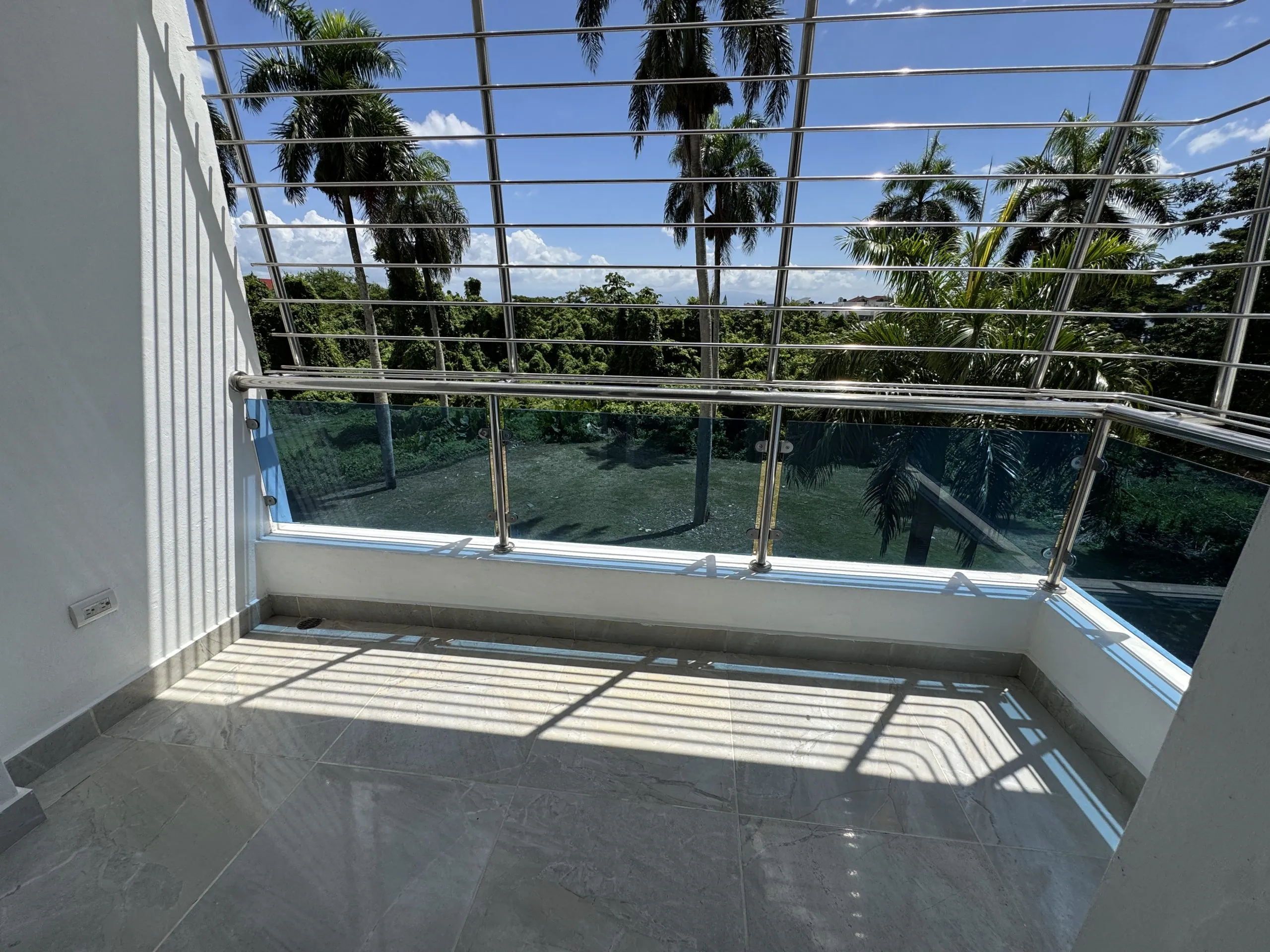 Apartamento con cocina Fría y Caliente, parqueos Techados en torre con Ascensor