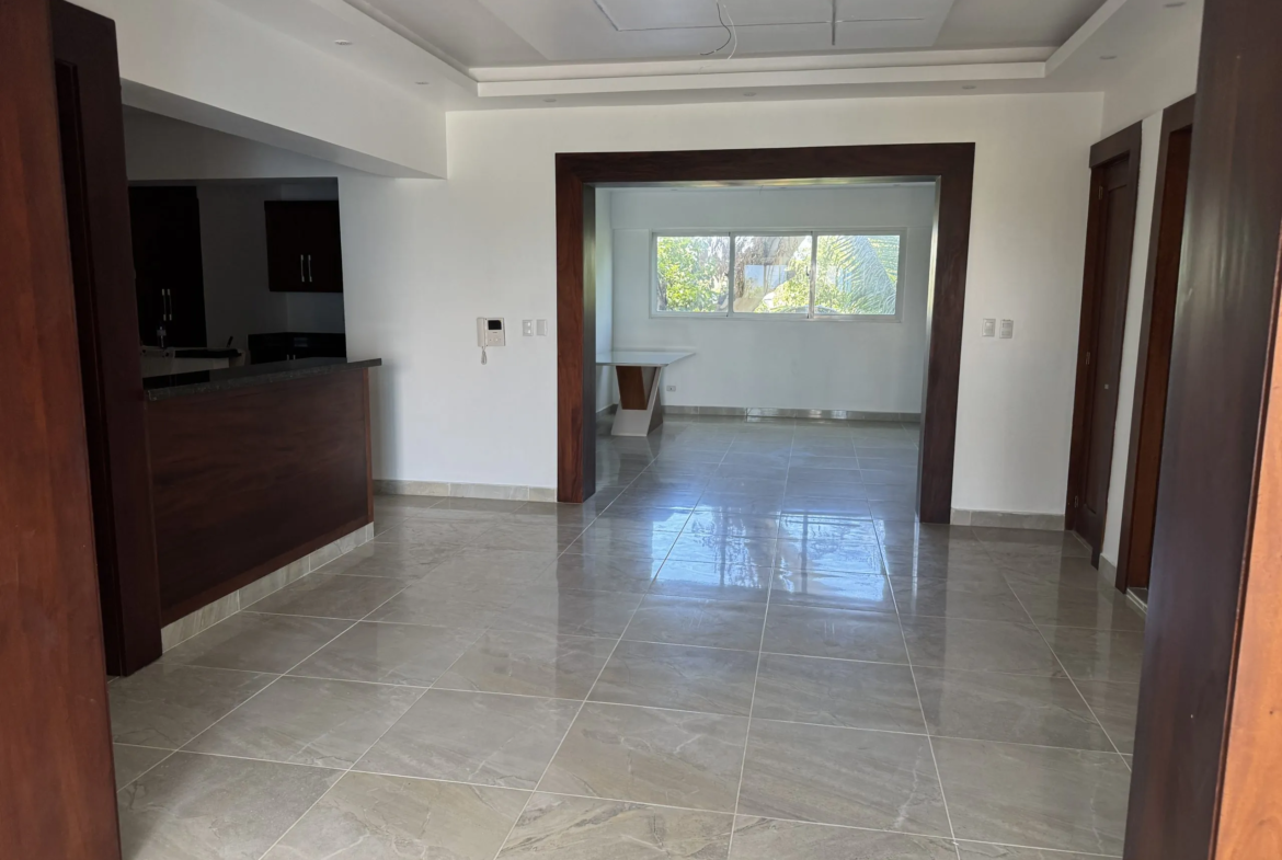 Apartamento con cocina Fría y Caliente, parqueos Techados en torre con Ascensor